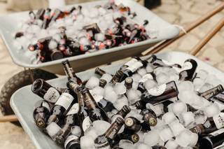 Carretilla cervezas boda con dos tipos de cervezas diferentes y mucho hielo