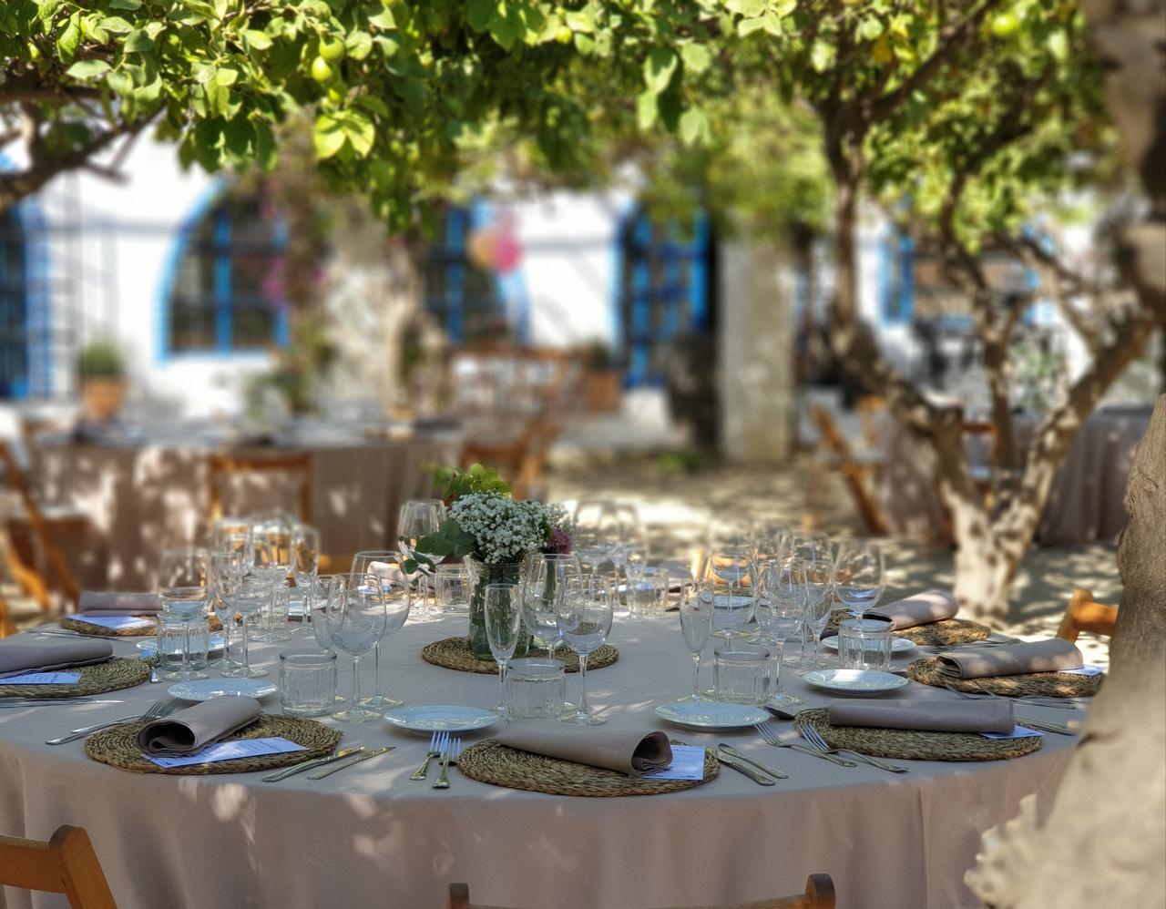 Boda en casa rural: primer plano de una mesa redonda vestida para un banquete de boda en Alquería el Machistre