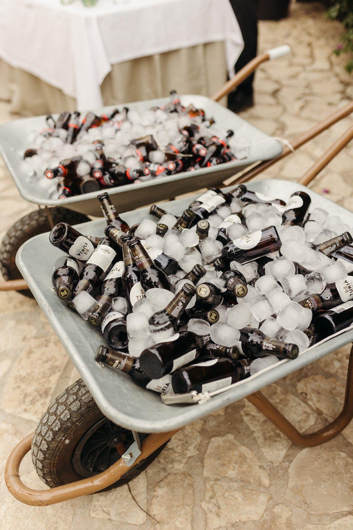 Carretilla cervezas boda con dos tipos de cervezas diferentes y mucho hielo