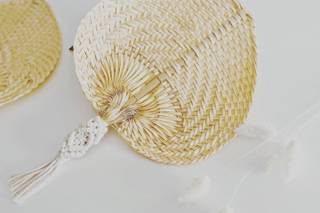 Detalles de boda baratos: paipái de fibras naturales sobre una base blanca