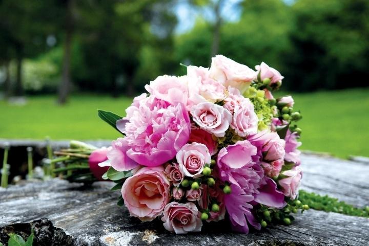 Ramo de novia con peonías, rosas de diferente tamaño y otras flores