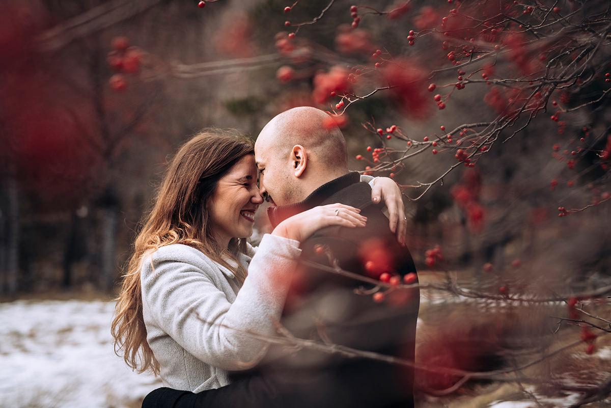 Como saber se meu namorado me ama: casal se abraçando em atitude amorosa