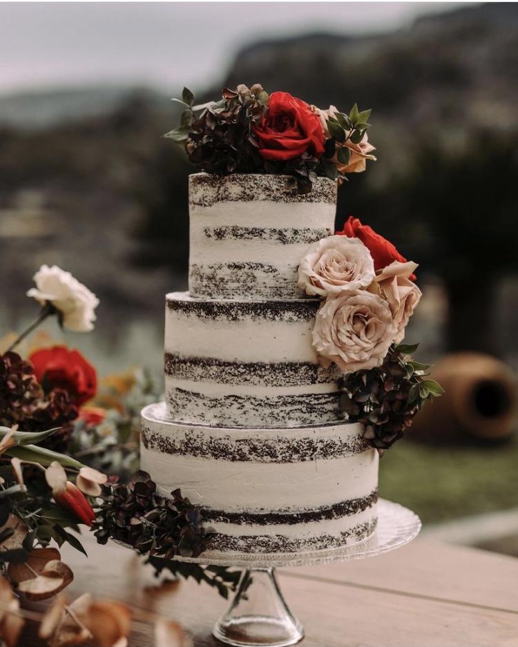 Bodas sencillas: tarta naked cake adornada con flores