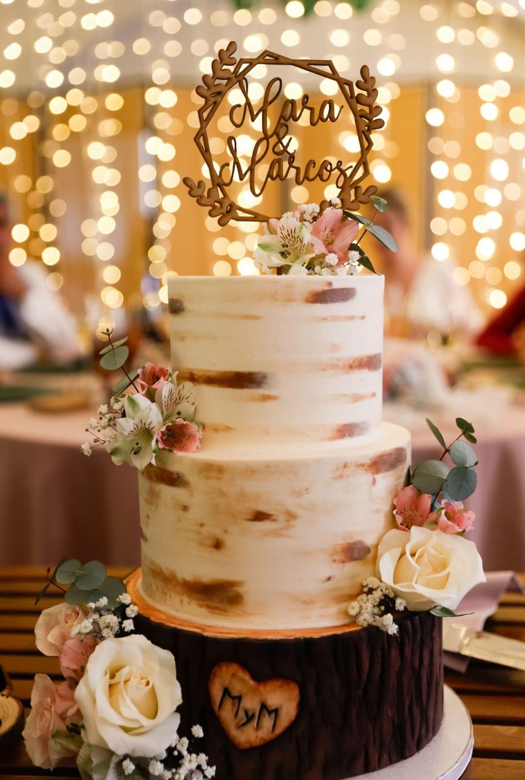 Tarta de boda con topper geométrico