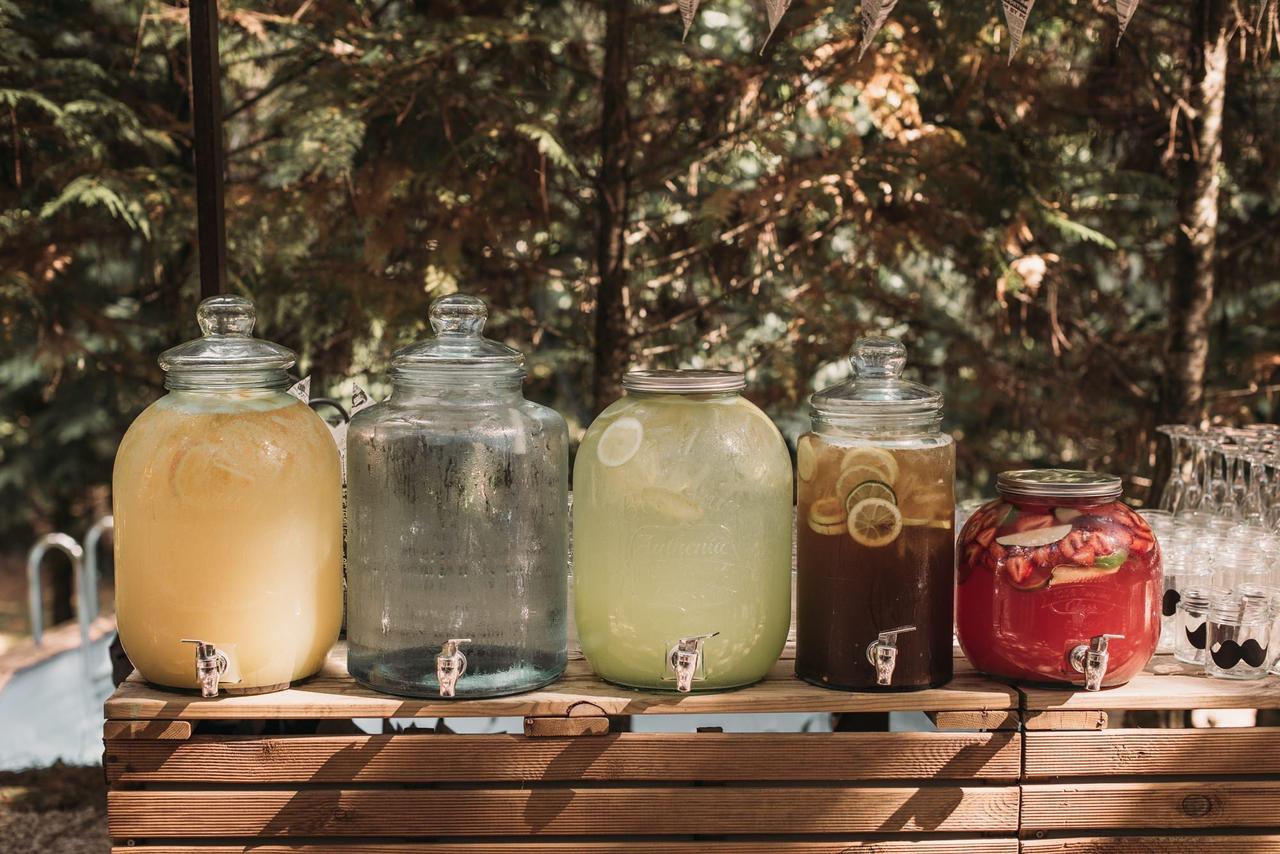 Garrafas de bebidas con grifo para que los invitados de boda se sirvan libremente