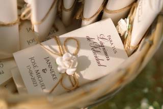 Pañuelos para lágrimas de felicidad boda dentro de una cesta de fibras vegetales