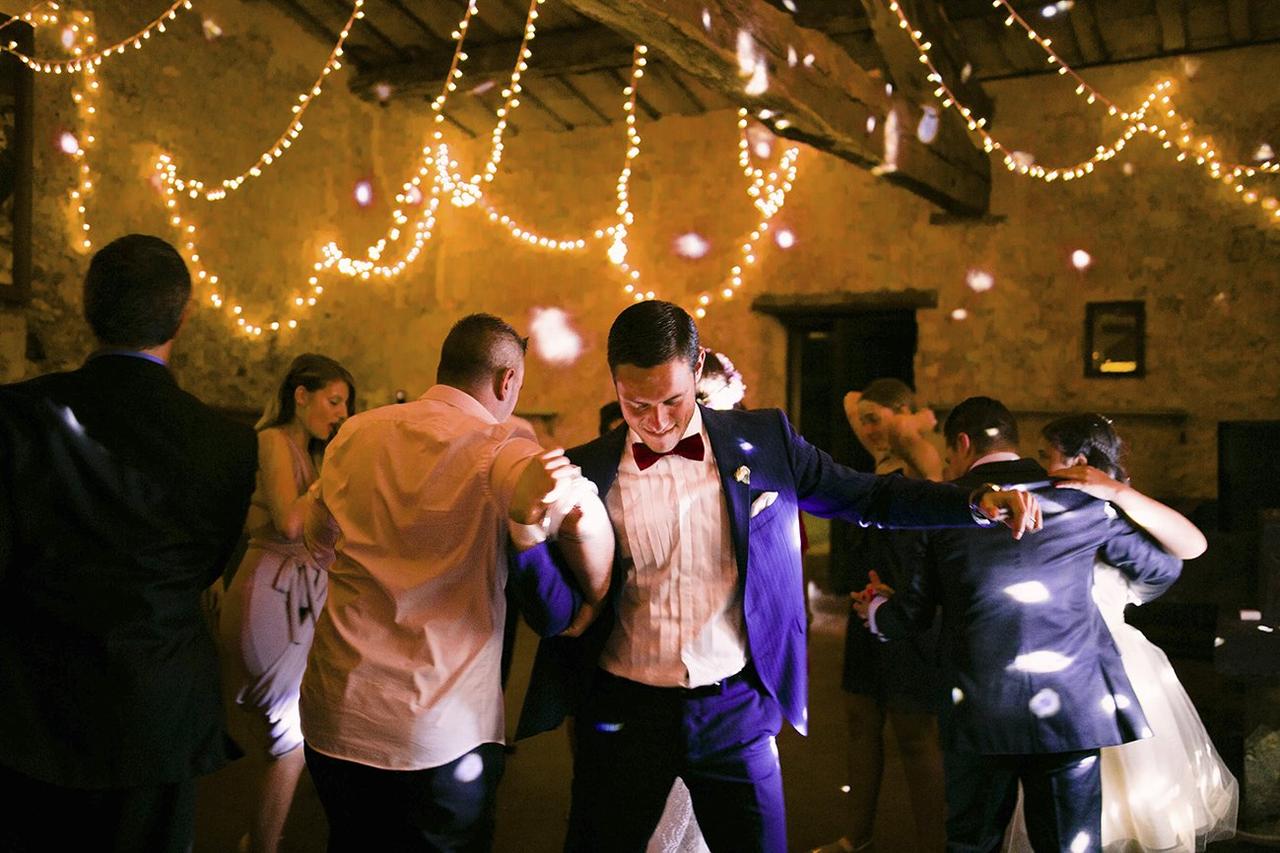 fiesta de boda con los invitados bailando entre ellos