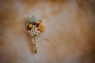 Prendido de novio con cordel y un ramillete de flores