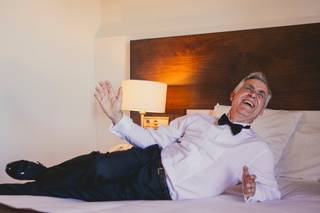 Fotos de padres imprescindibles en la boda: padre del novio feliz en la cama