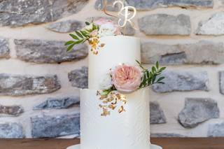 Tarta de boda de dos pisos con elementos naturales