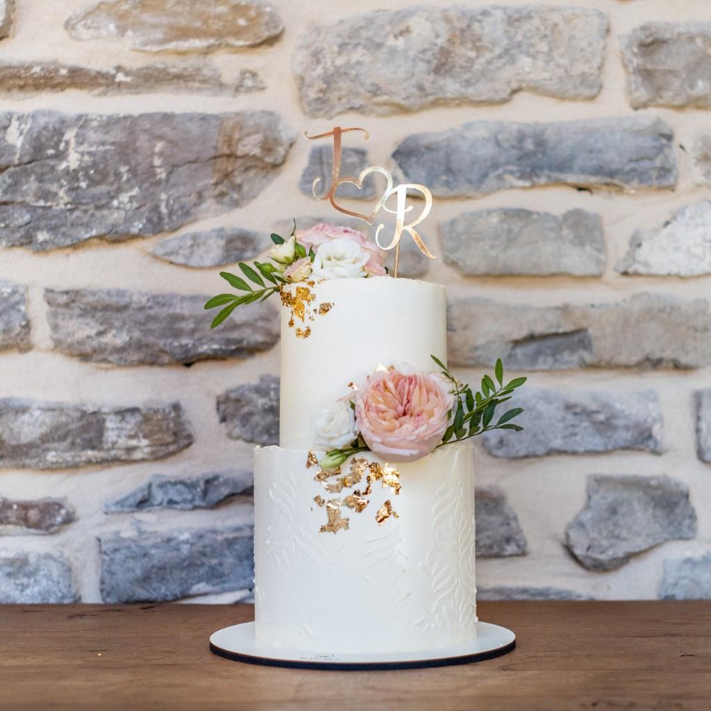 Tarta de boda de dos pisos con elementos naturales