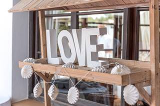 Letras formando la palabra Love en blanco como elemento decorativo el día de la boda