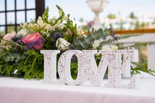 Letras formando la palabra Love con pedrería el día de la boda