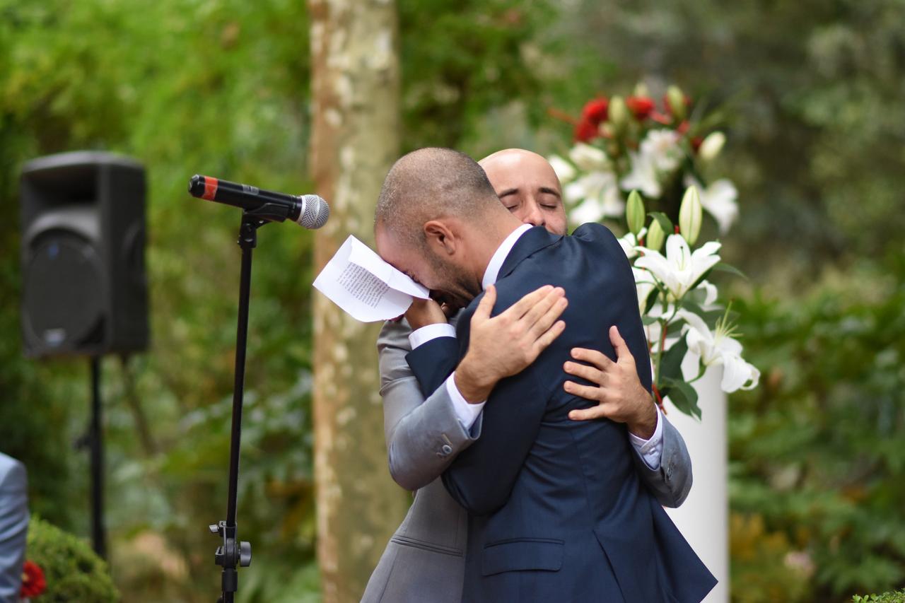 Imágenes de amigos abrazados en la boda