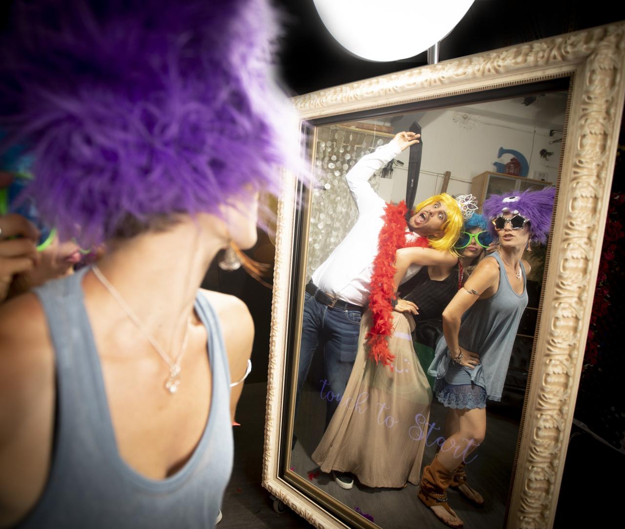 animadores de bodas: imagen de espejo fotomatón de boda con personas disfrazadas delante