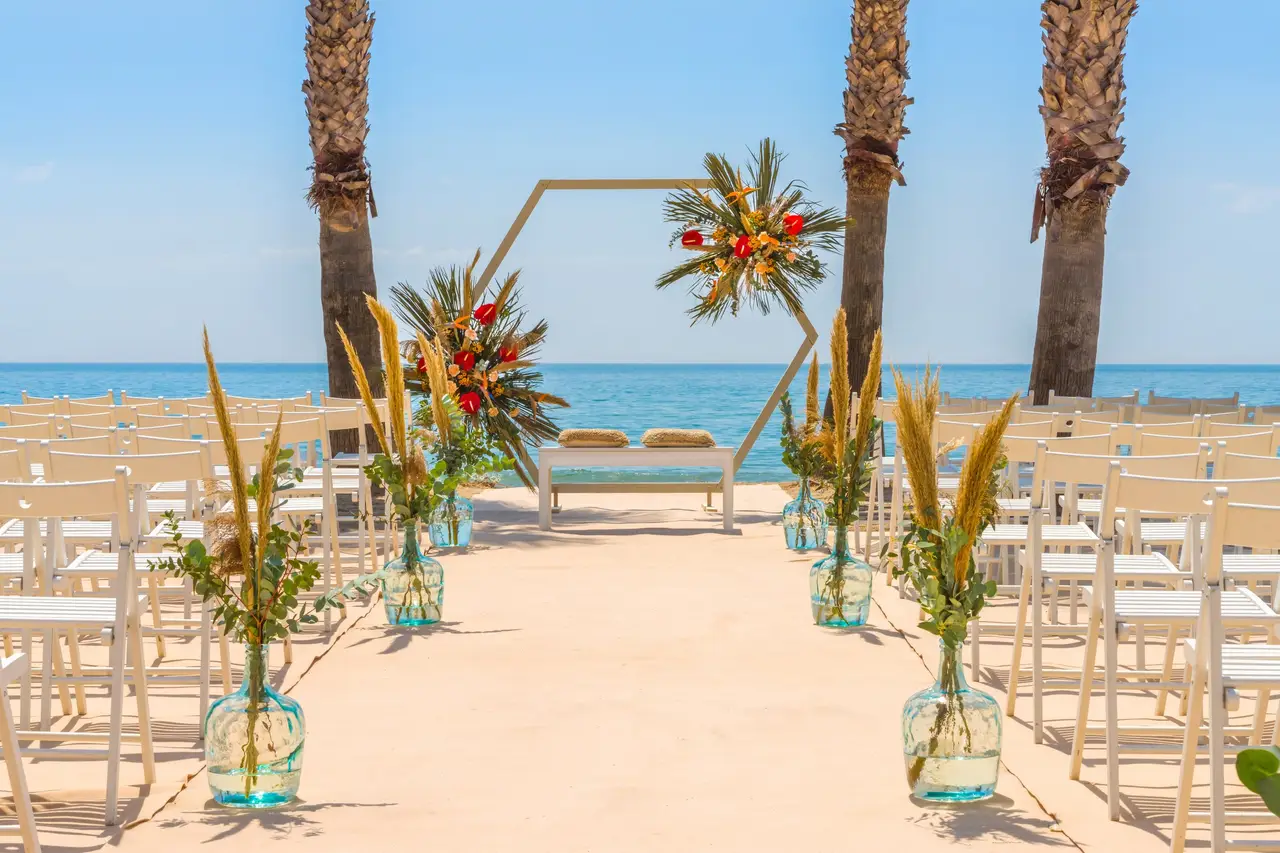 Las 50 mejores canciones para bodas en la playa: ¡dadle al play!