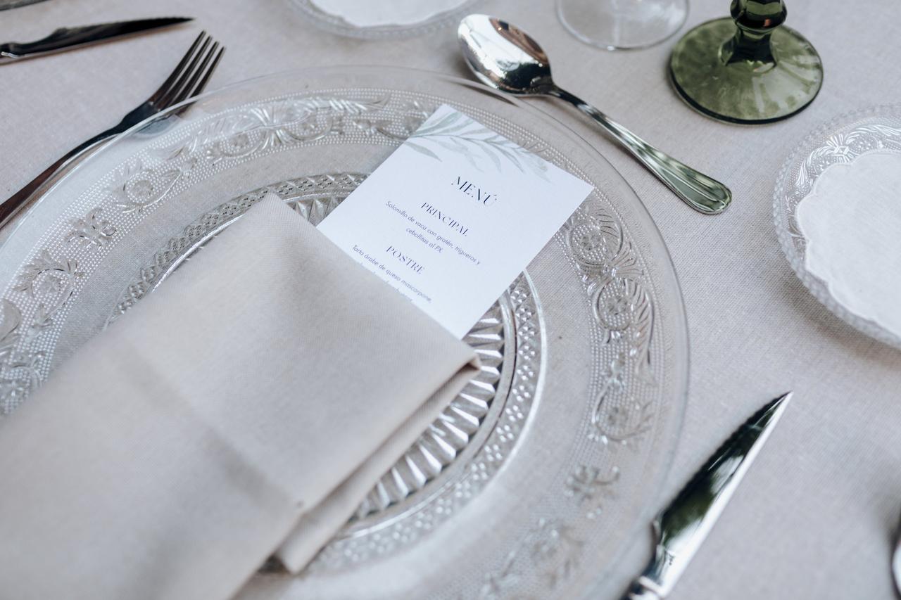 Decoración de boda estilo vintage con una vajilla de cristal grabado