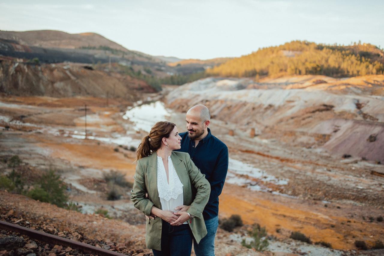 Cuál es la segunda cosa más atractiva de tu pareja: chico y chica se miran enamorados en medio de un paisaje natural