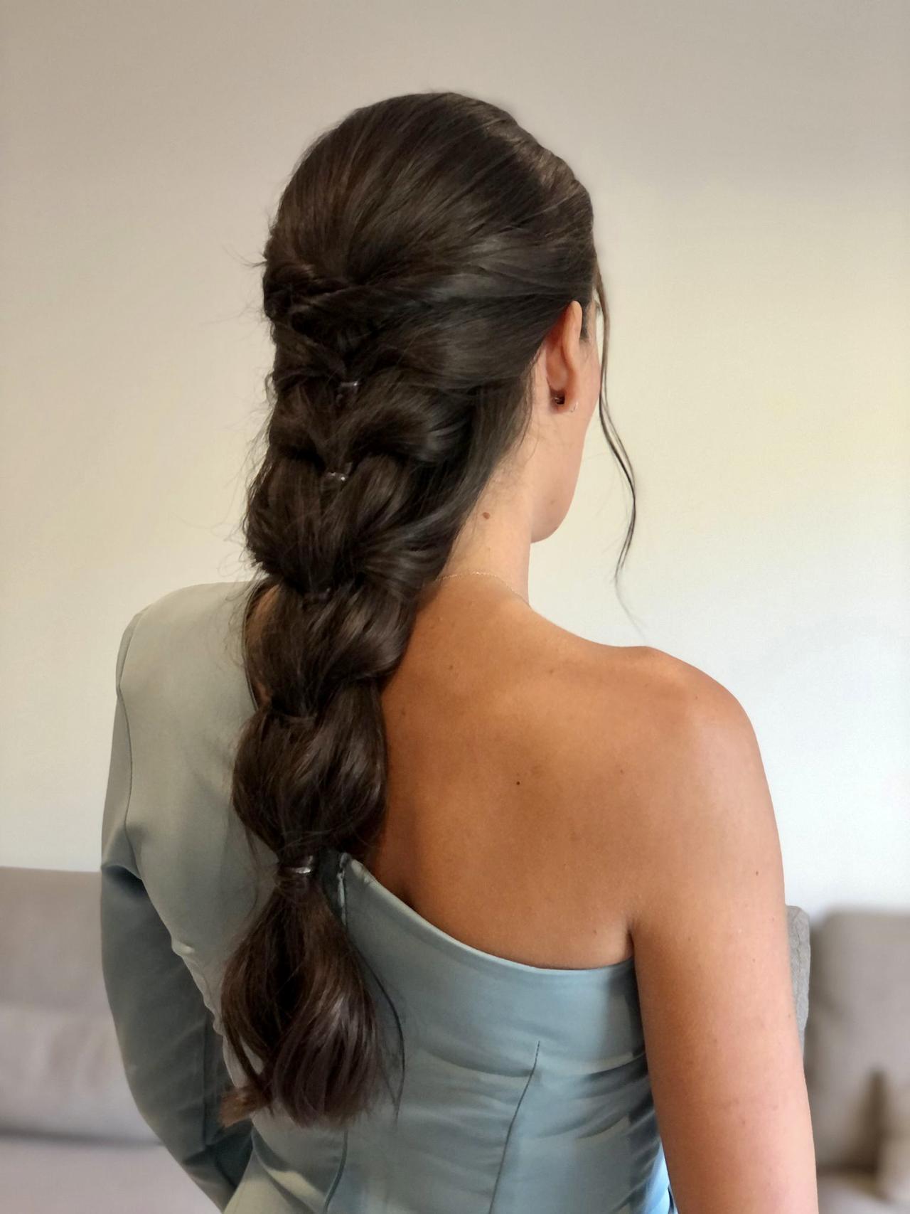 Recogidos invitada boda: falsa trenza larga y ancha en invitada morena con vestido asimétrico