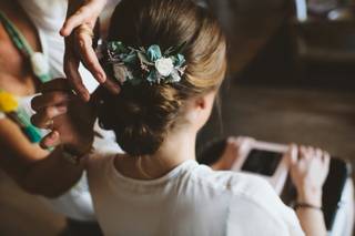Moños bajos de novia con tocado de flores