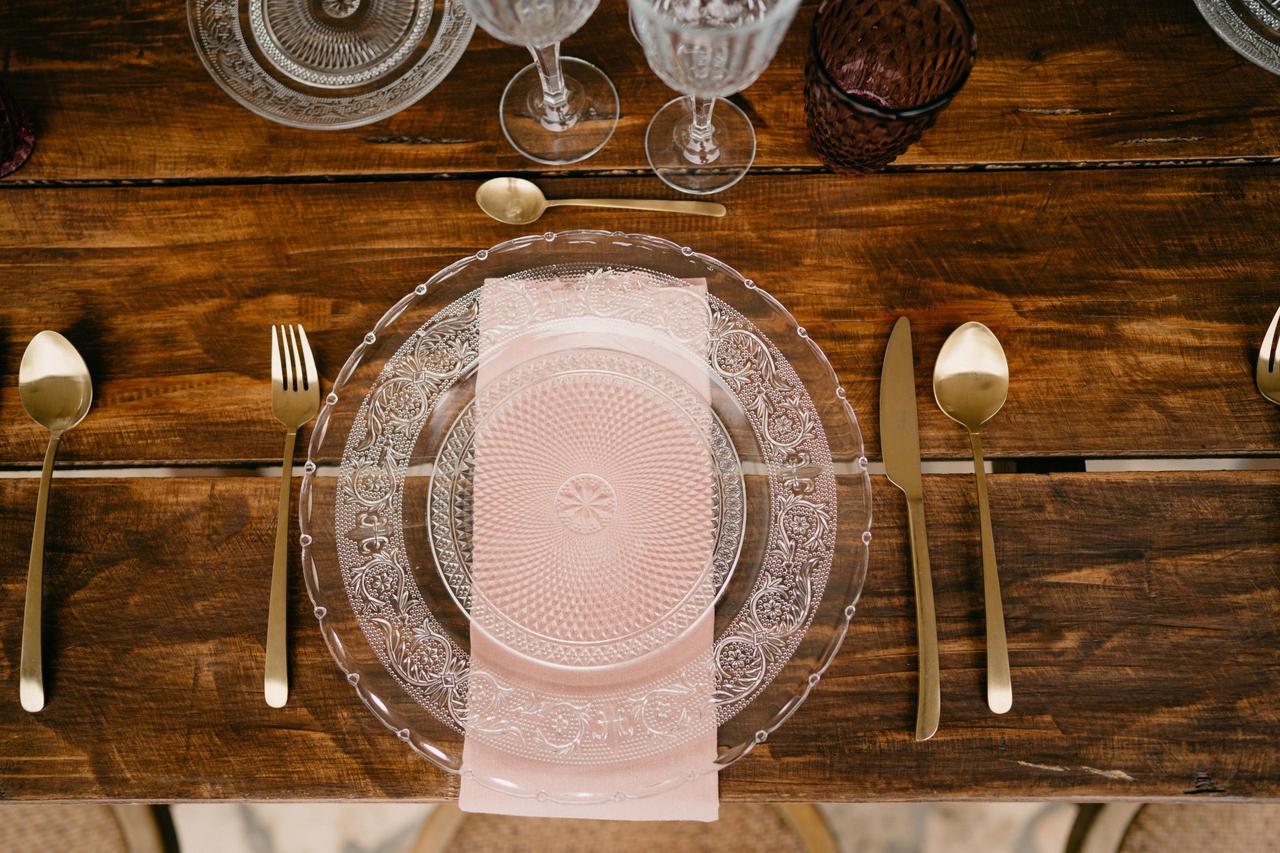 Decoración boda vintage: mesa de madera con plato transparente con decoración con motivos naturales