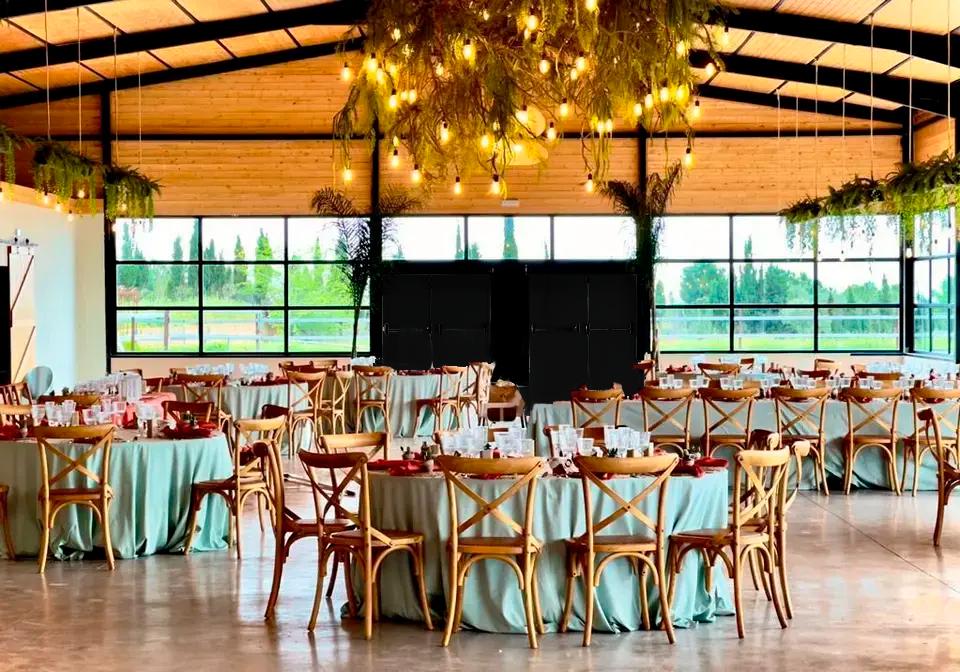 Salón interior preparado para un banquete de boda en El Graner del Carasols, en Valencia