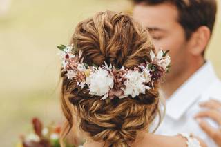 Peinado trenza: novia con trenza y corona de flores