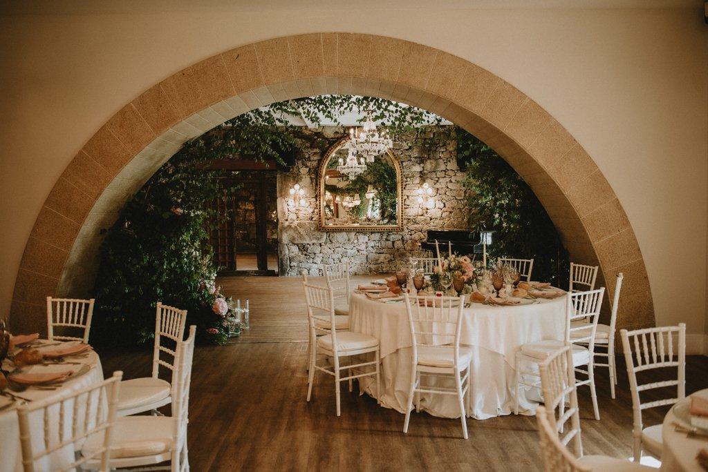 montaje mesa banquete en el interior de una finca de piedra