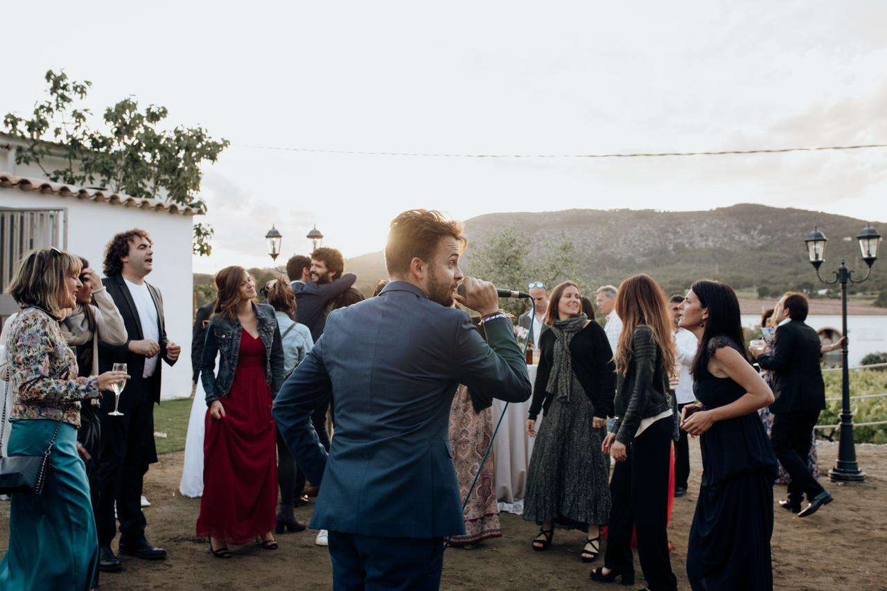 Momento de una boda con el grupo Pop'N'Roll tocando y cantando