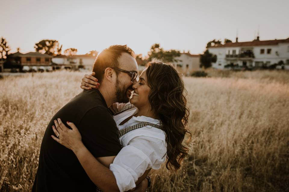 Encantadora pareja celebrando su aniversario en casa Fotografía de