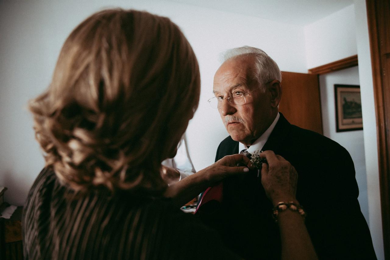 Fotos de padres imprescindibles en la boda: arreglándose el boutonniere