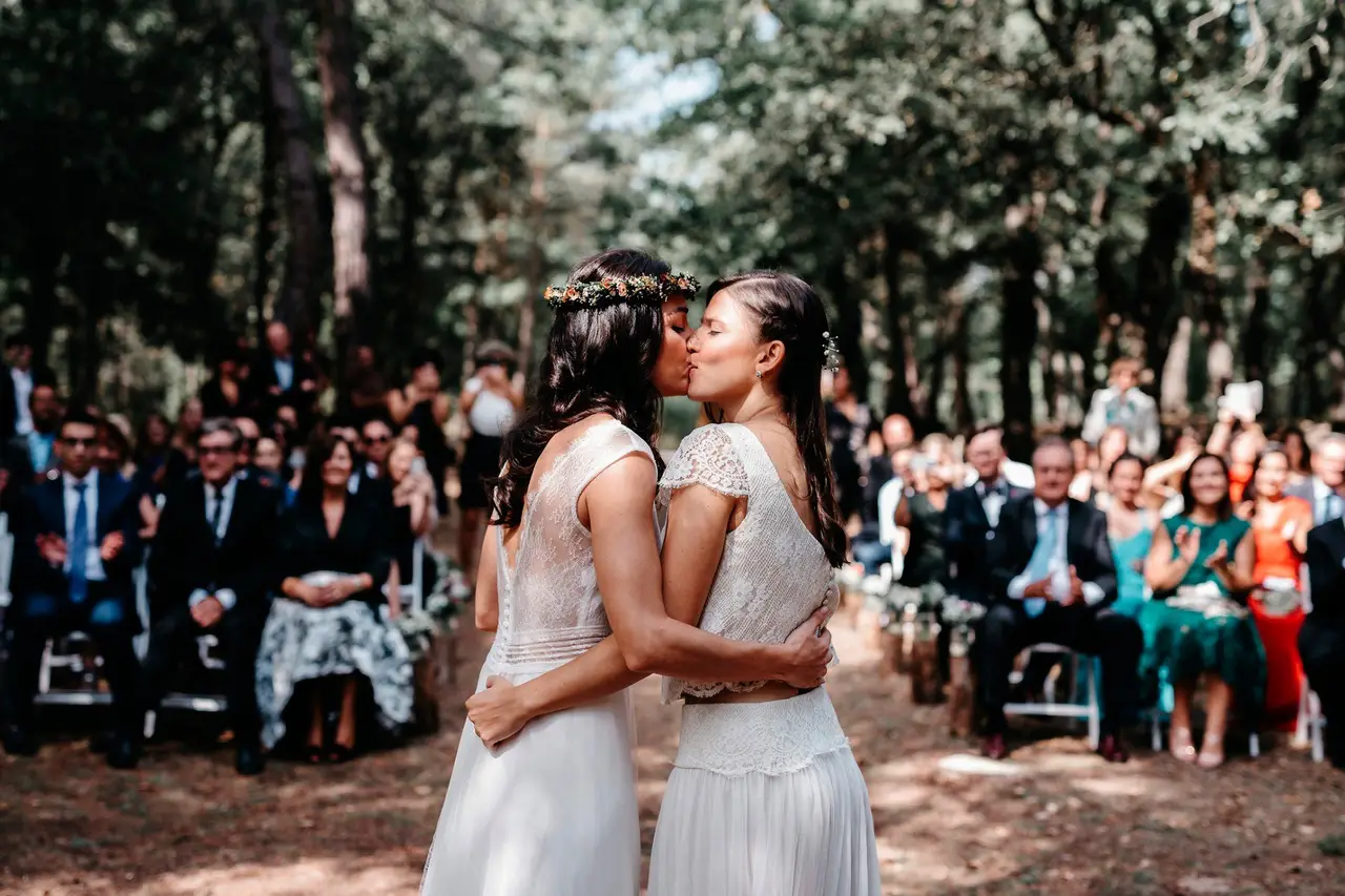 Besos de recién casados fotos llenas de amor y magia imagen