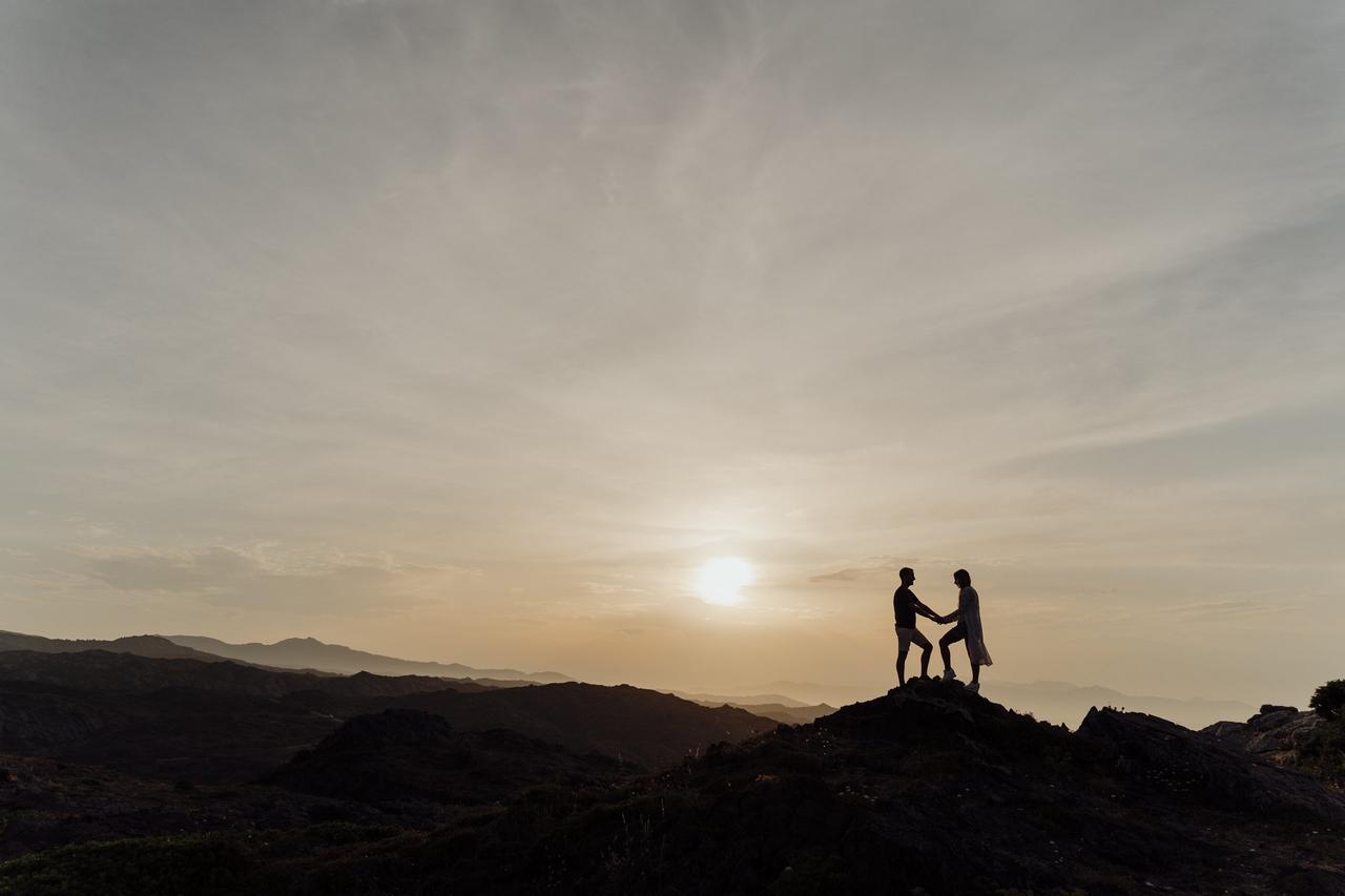 Como saber se meu namorado me ama: um casal iluminado de mãos dadas durante o pôr do sol