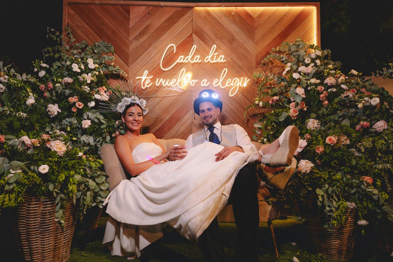Decoración de photocall con neón y flores