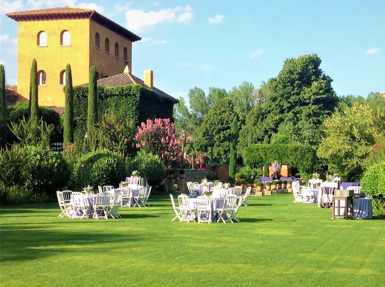 Finca con un amplio jardín con césped, perfecto para celebrar un banquete de boda en el exterior: Antigua Fábrica de Harinas, en Madrid