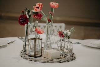 Centros de mesa geométricos en tonos dorados para el banquete de boda