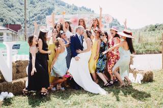 Ideas de photocall para boda: foto con los novios y las amigas de la novia