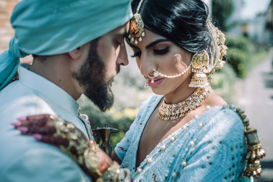 Pareja vestida para su boda musulmana