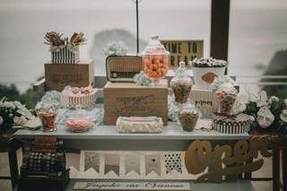 Decoración boda vintage: rincón de candy bar con elementos vintage
