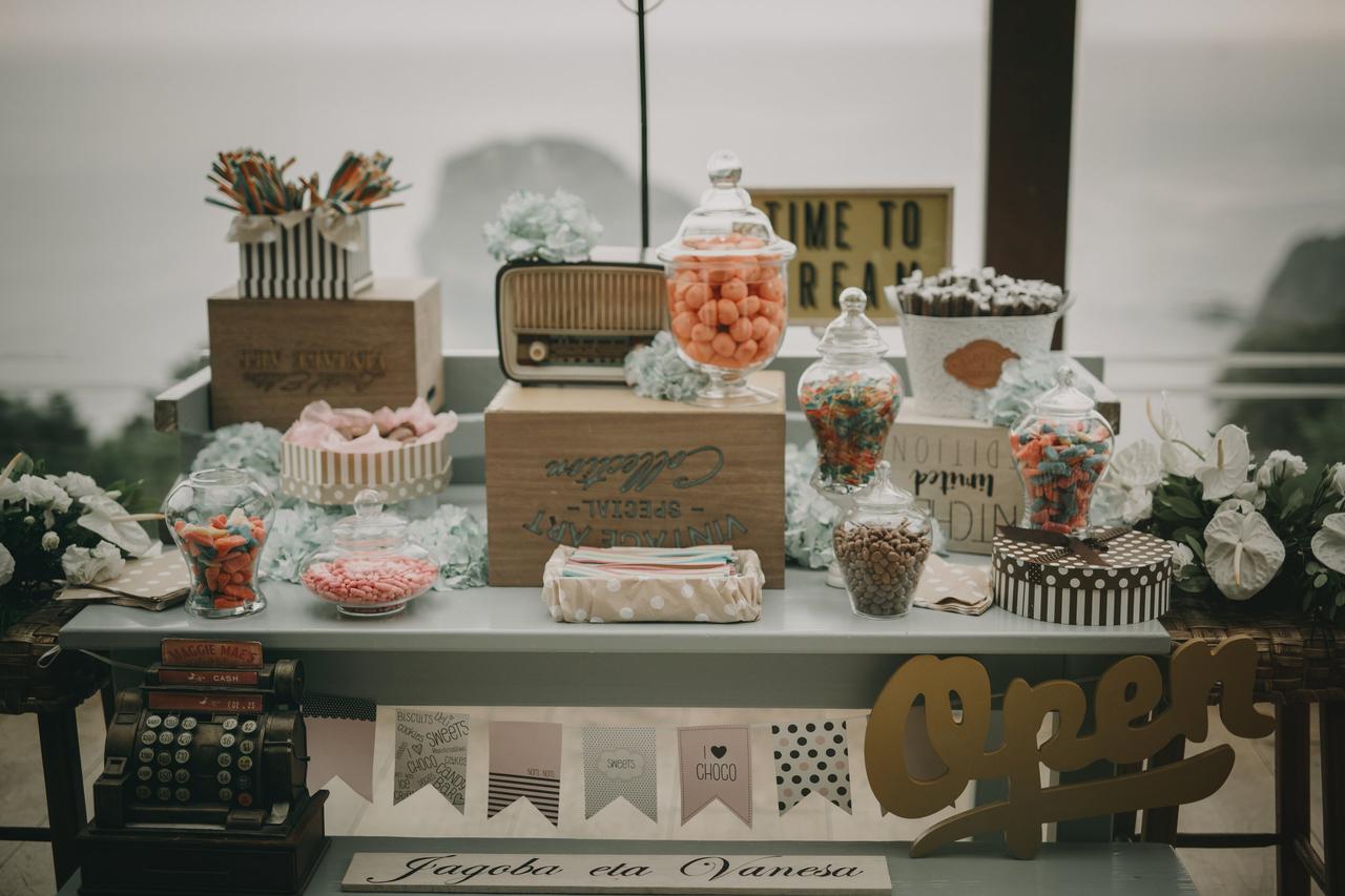 Decoración boda vintage: rincón de candy bar con elementos vintage