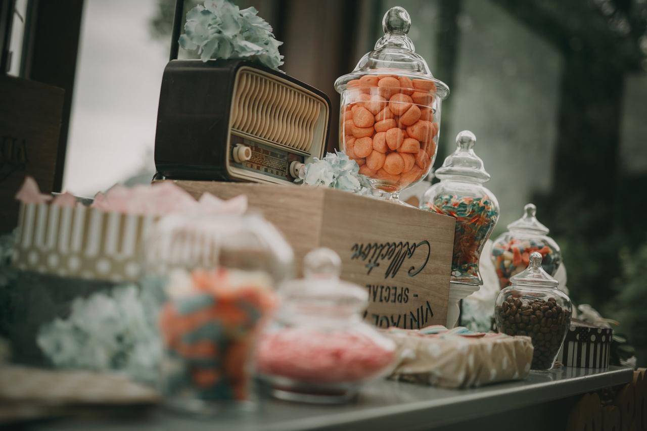 Ideas para el candy bar con una radio antigua como decoración vintage