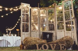 Decoración de bodas vintage al aire libre con antiguas puertas con cristalera