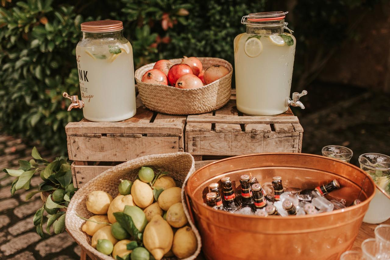 Jarras de limonada en la fiesta al aire libre de verano