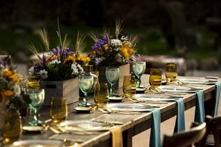 Decoración mesa boda con centros florales y copas verdes