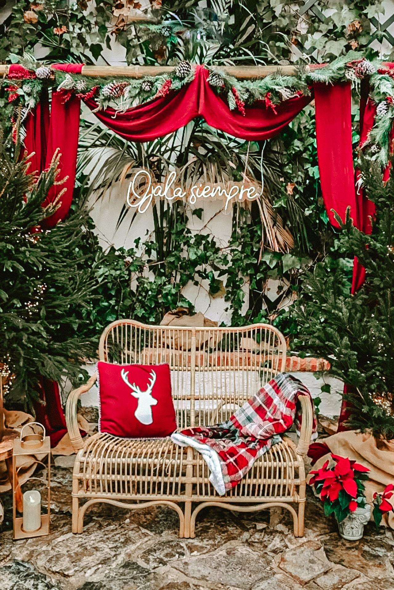 Decoración boda Navidad: rincón para el photocall con motivos navideños y neón