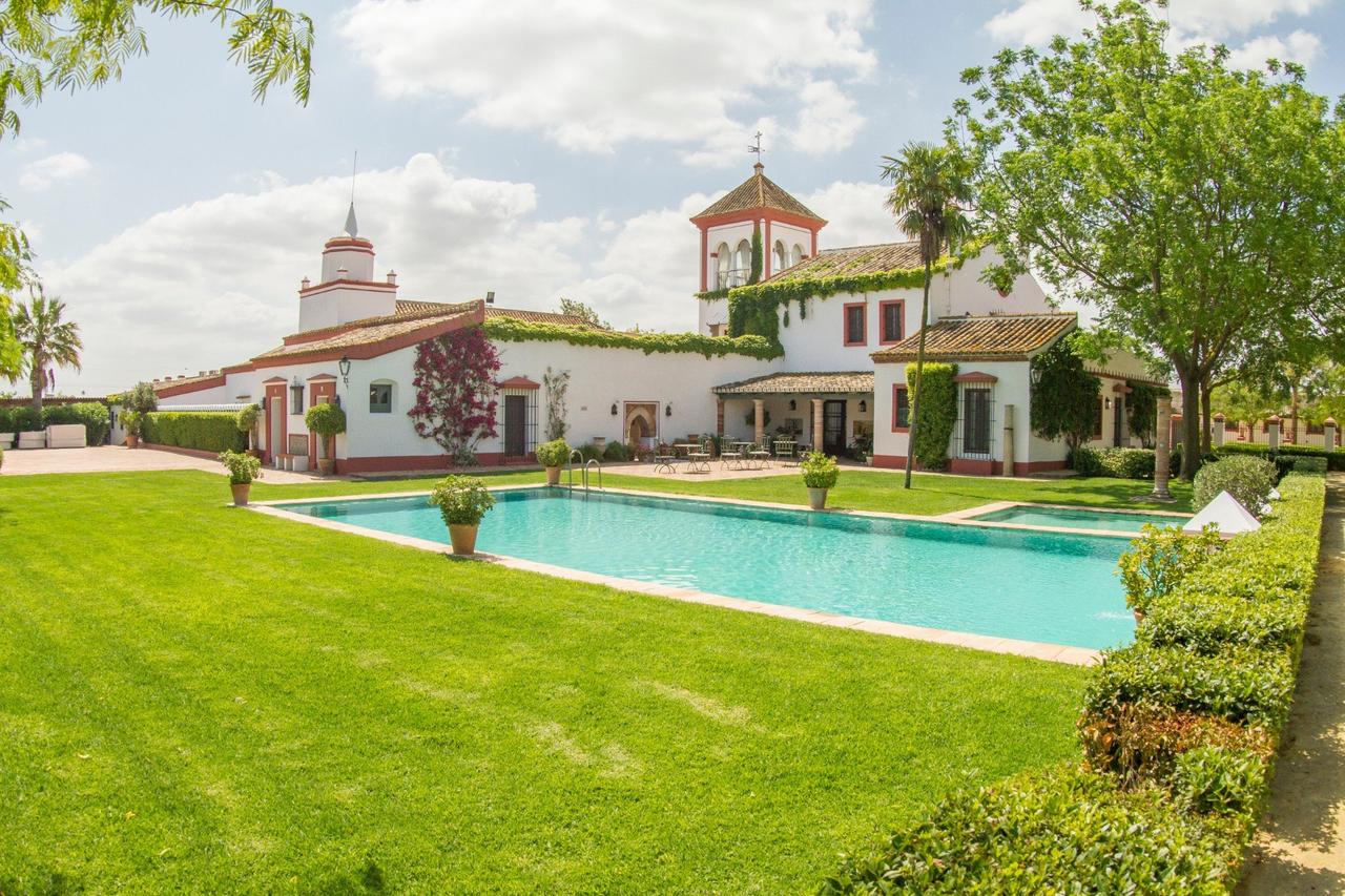 Hacienda de Orán: vista de uno de los jardines y de uno de los edificios del complejo