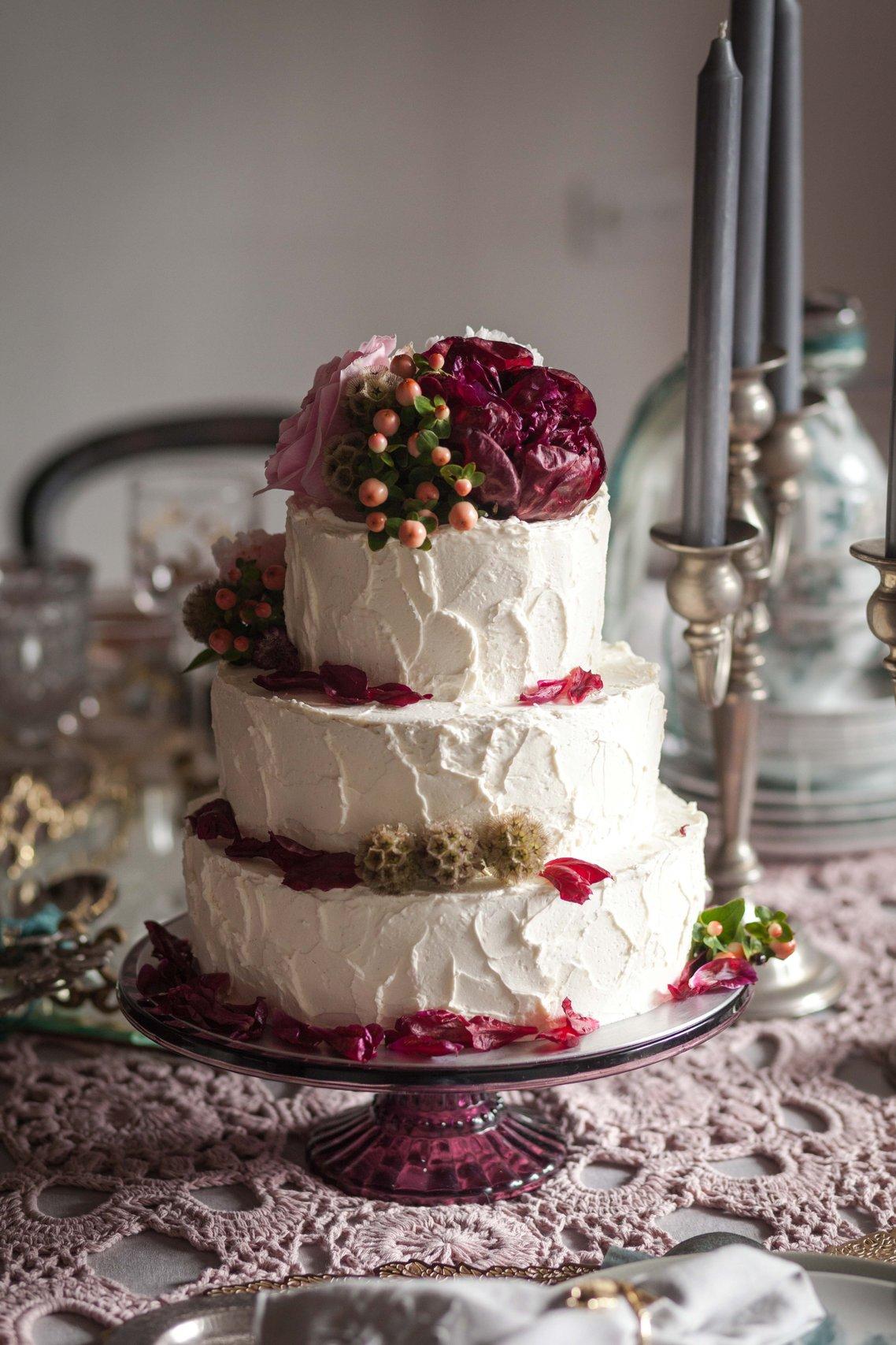 Tarta de boda de tres pisos