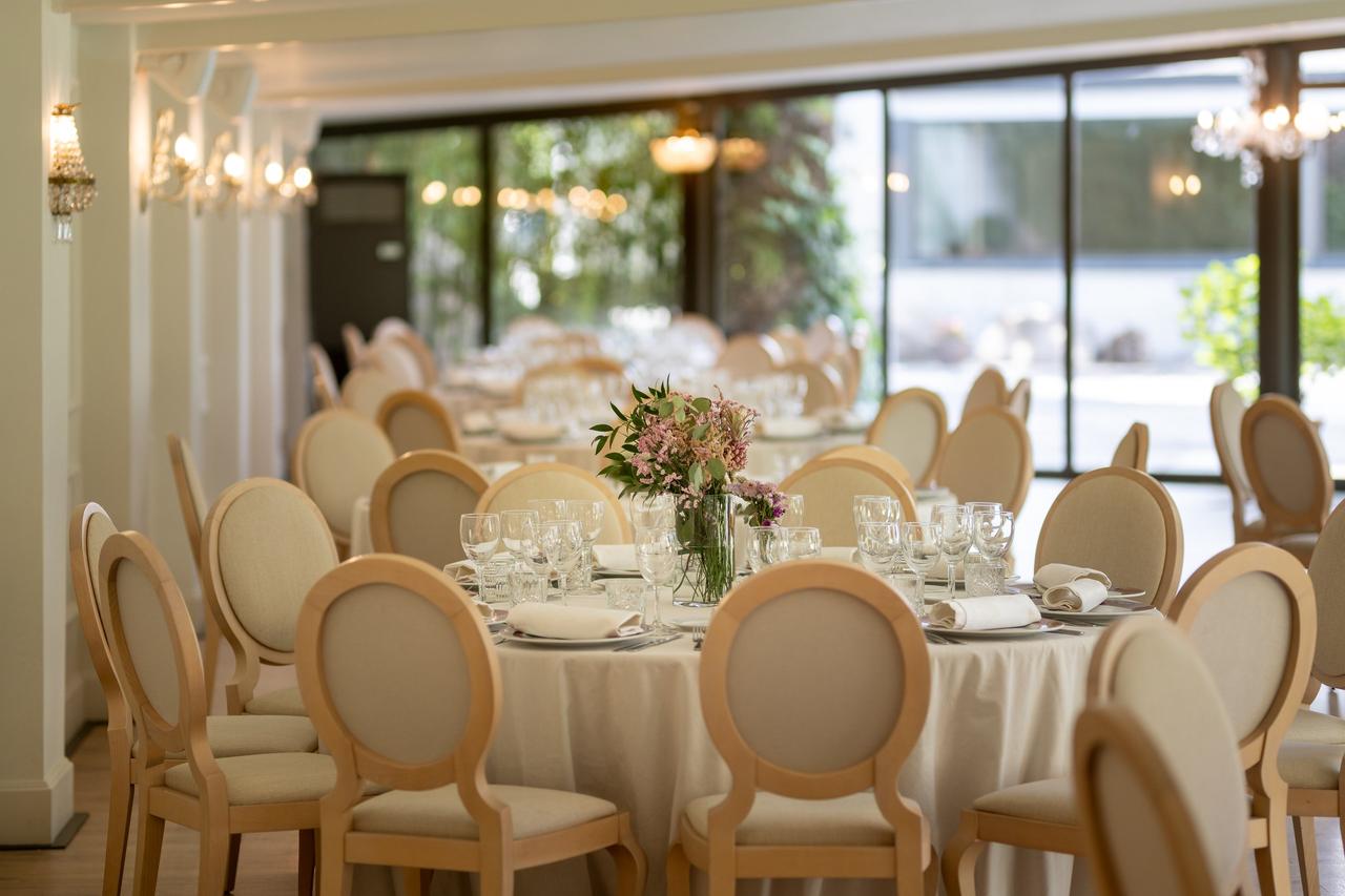 Salón interior preparado para una comida o cena de boda en la Finca Villa María, de Madrid