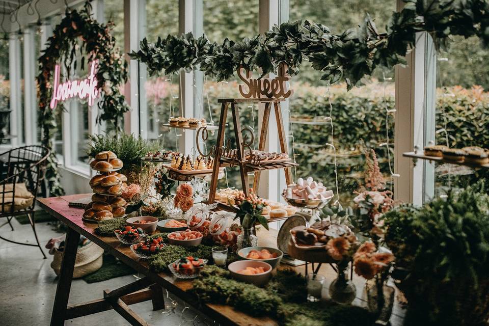 Bodas de oro. Prepara tu mesa dulce con estos letreros de madera.