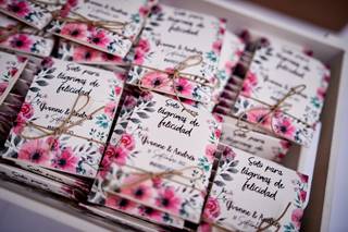 Pañuelos para lágrimas de felicidad boda con un packaging muy floral con cordel
